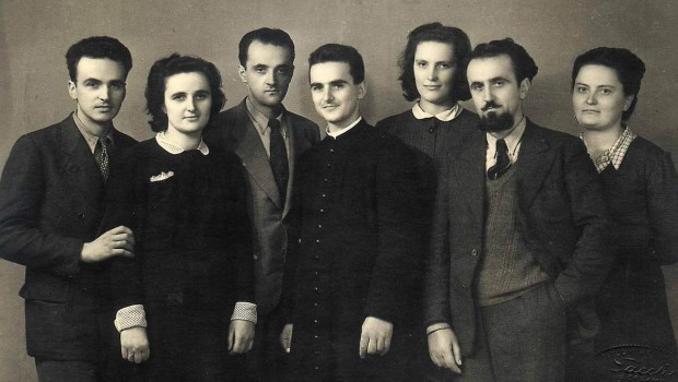 Monochrome group photo of members of the Beretta family
