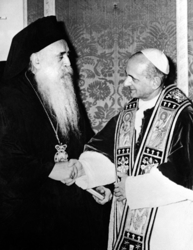Pope Paul VI (R) meets Orthodox Patriarch Athenagoras I