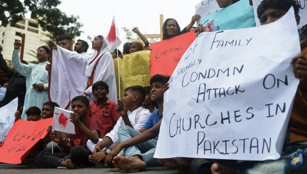 Christians in Pakistan protest vandalism
