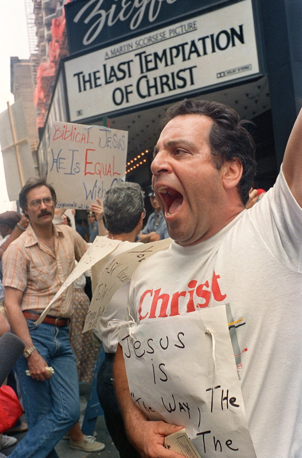 Protestors demonstrate against the showing of the controversial Martin Scorsese's film "The Last Temptation of Christ"