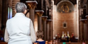 Kobieta stojąca w ławce w kościele
