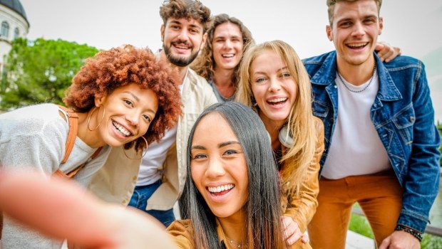 selfie-whit-happy-friends