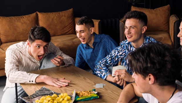 men-friends-card-games-