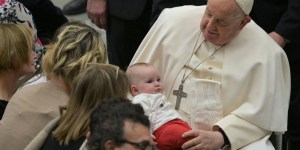 Pope praises courtesy of giving up seat for pregnant women