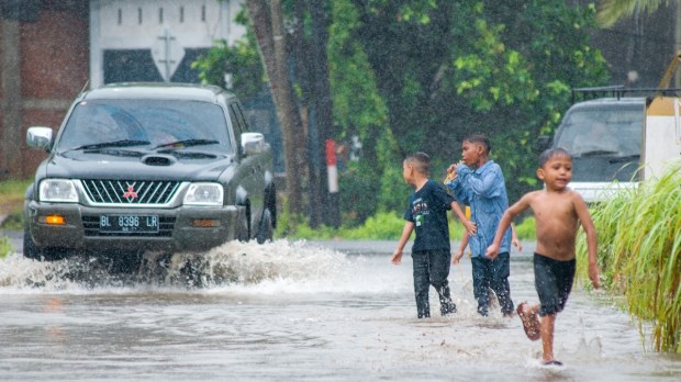 kids flood play joy delight driver vehicle rain