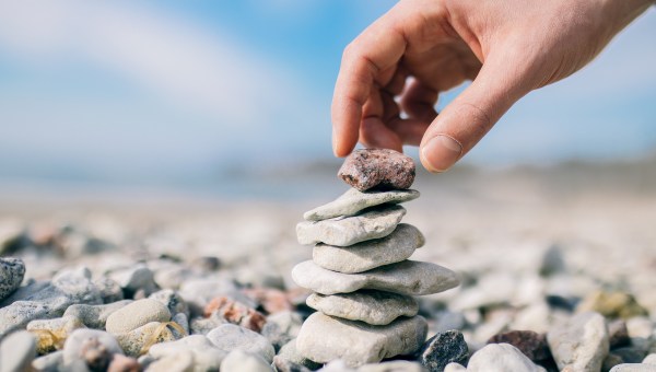 Mężczyzna układa stos z kamieni