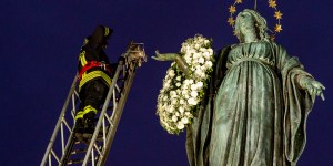The impressive moment when a fireman delivers flowers to Our Lady