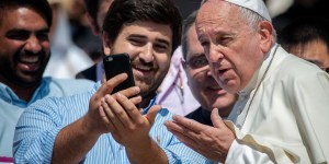 Pope warns against &#8220;toxic&#8221; aspects of social media 