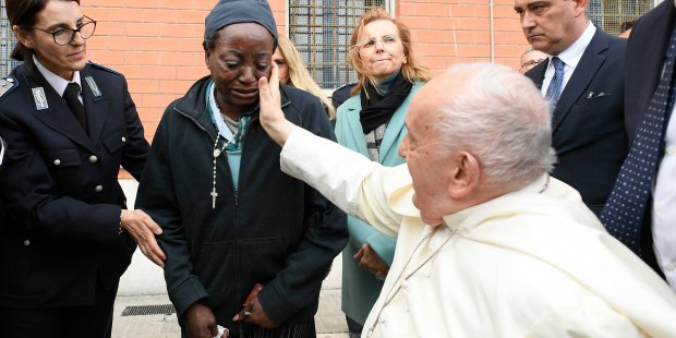 Pope gives chocolate to boy who lives with imprisoned mother - Vimarsana News