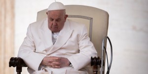 Rosary, Gospel of young soldier presented to Pope