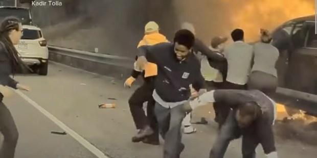 Good Samaritans risk lives to rescue man from burning car - Vimarsana News