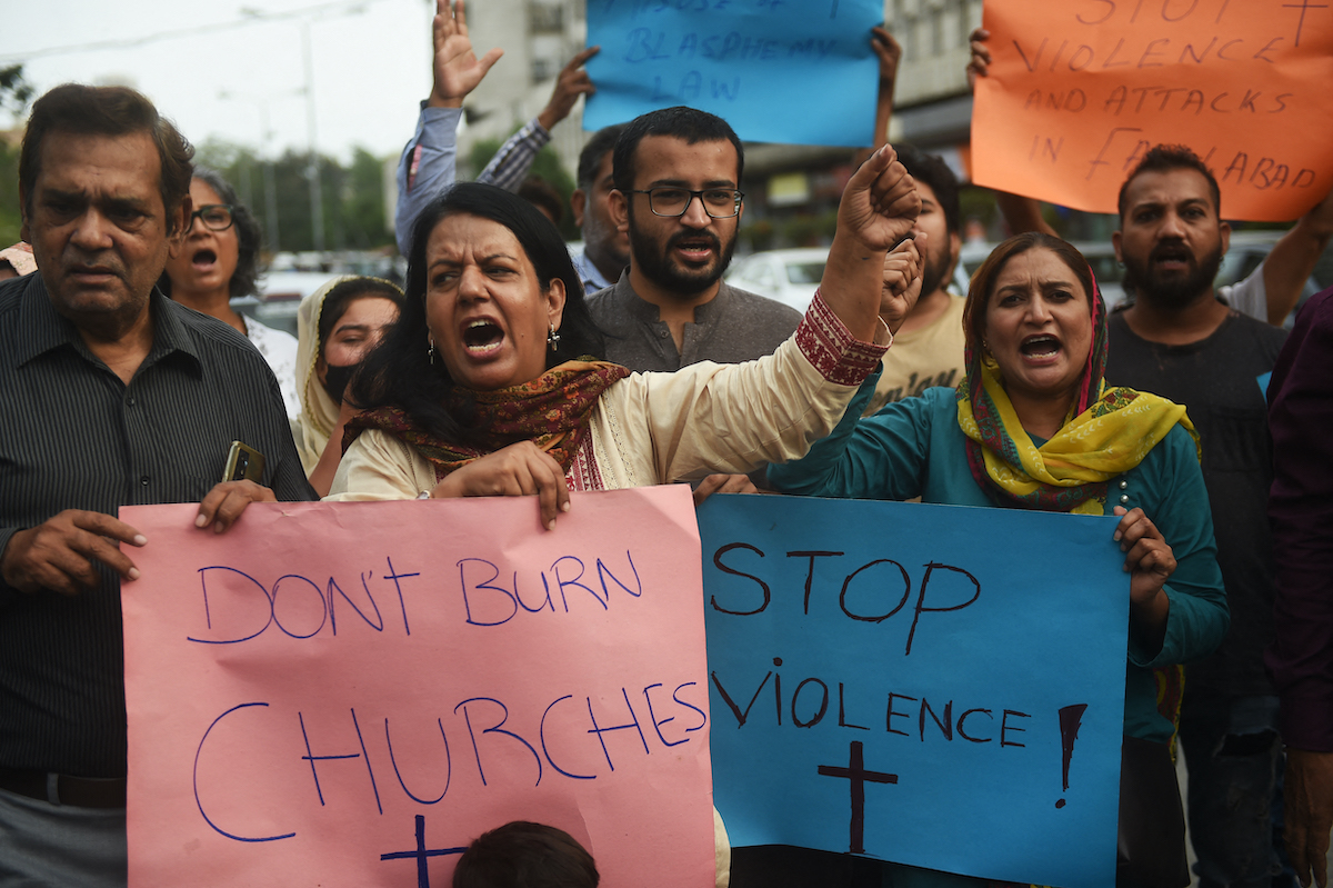 Pakistan protest against burning churches
