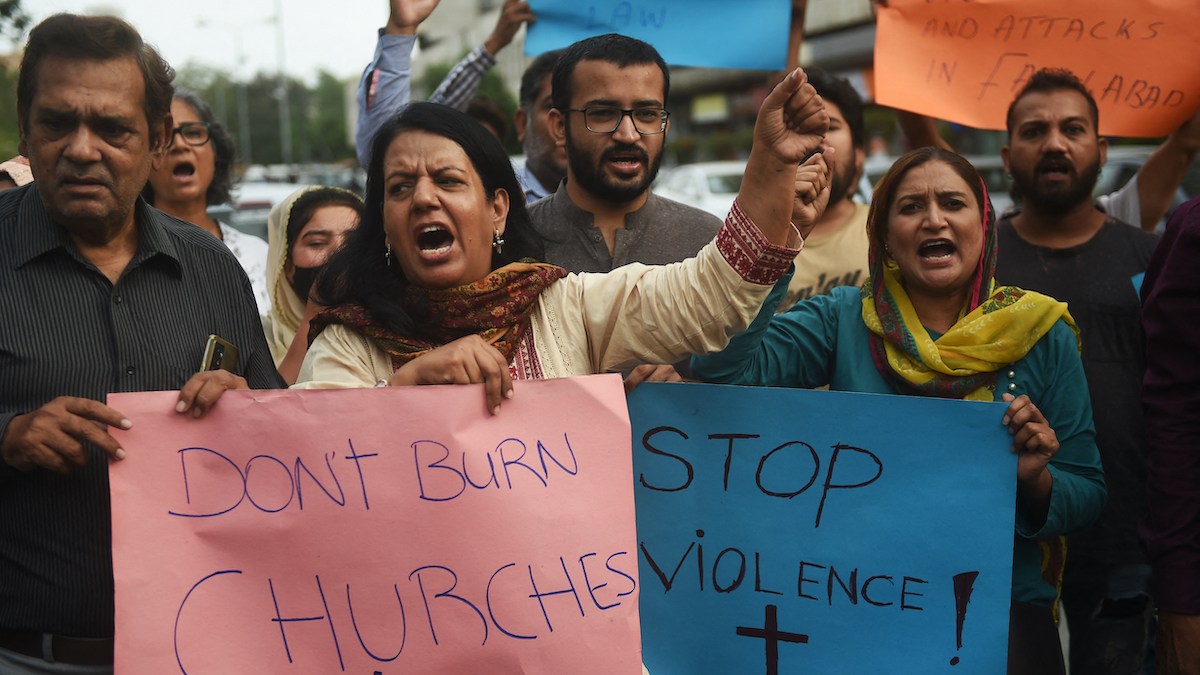 Pakistan protest against burning churches
