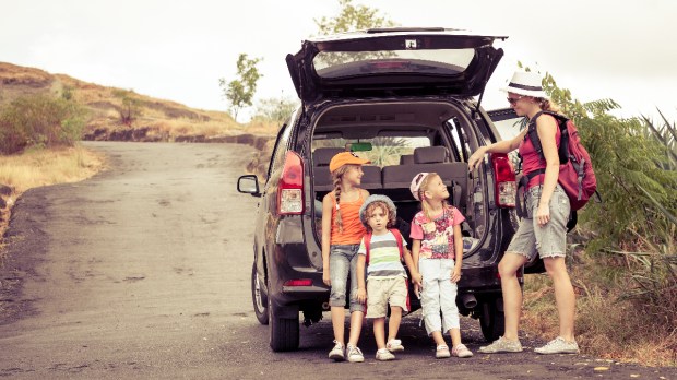 mom-kids-car-road-trip-