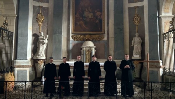 French Seminarians sing "Media Vita"
