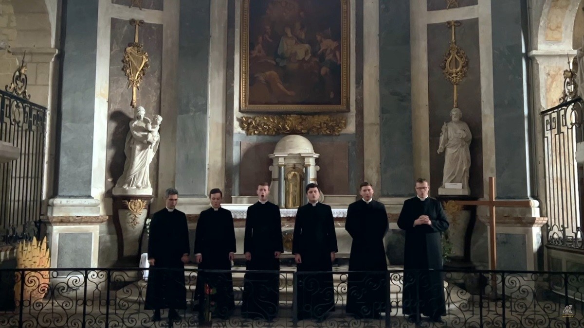 French Seminarians sing "Media Vita"