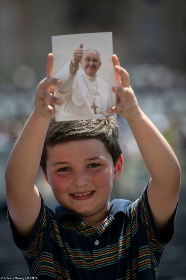 A child with Pope Francis Post cart
