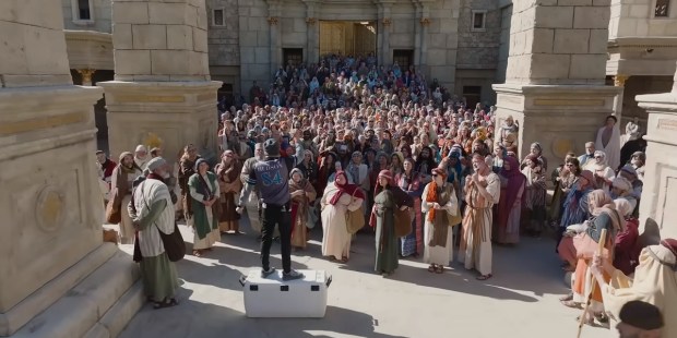 'The Chosen' used 600 extras for Jesus' arrival at Jerusalem