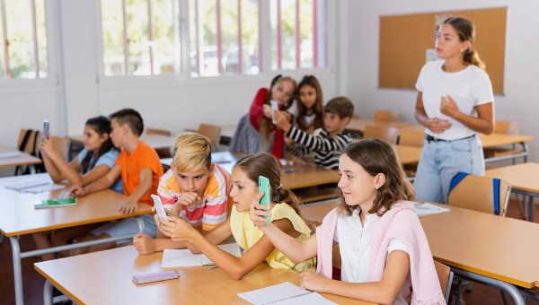 kids phone addiction, school