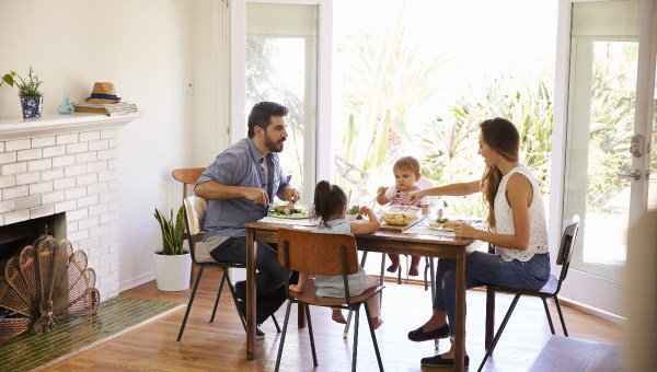 family-table-conversation-