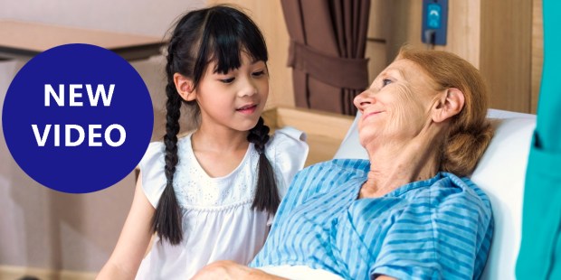 The joy of bringing your child to visit the elderly (Video)