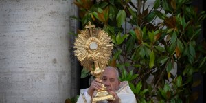 Pope Francis: 5 fruits of Eucharistic Adoration