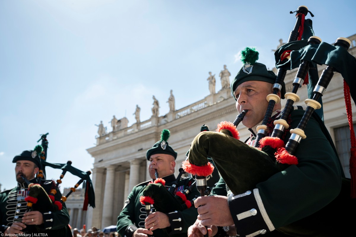 (Slideshow) Pope meets British army 80 years after WWII