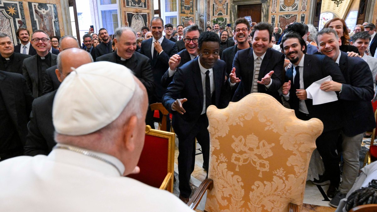 Pope-Francis-during-an-audience-with-comedians-AFP-000_34WN2LN.jpg