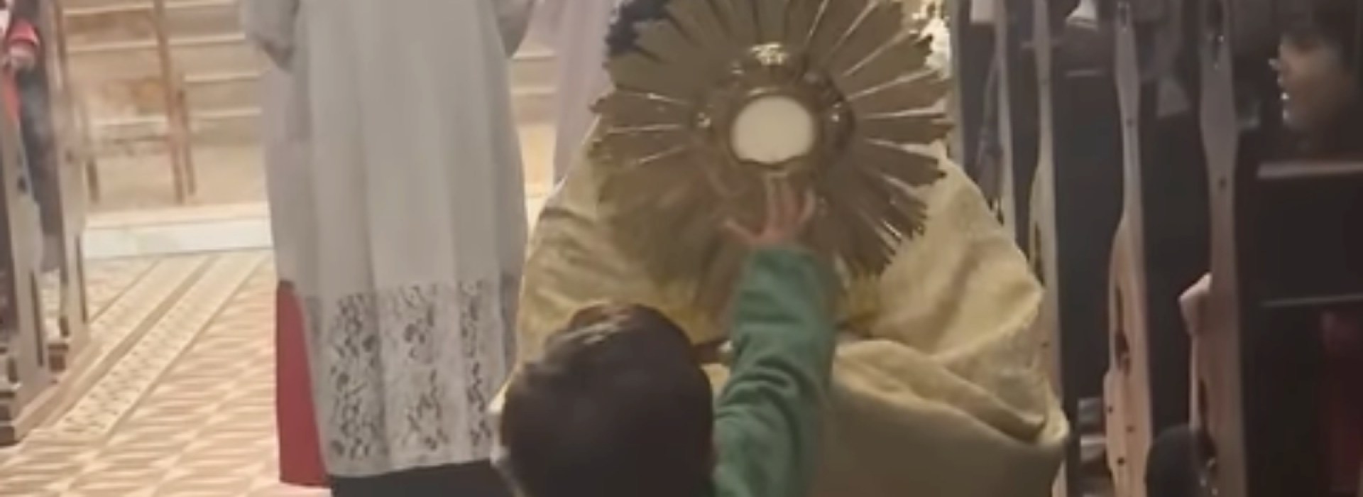 Saint-Sacrement-garcon.jpg