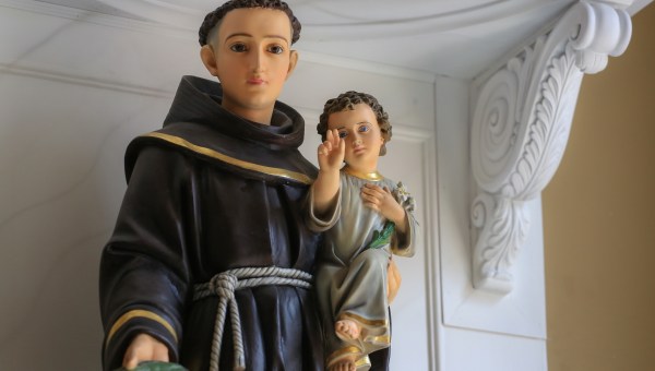 Saint Anthony with Child Jesus Statue