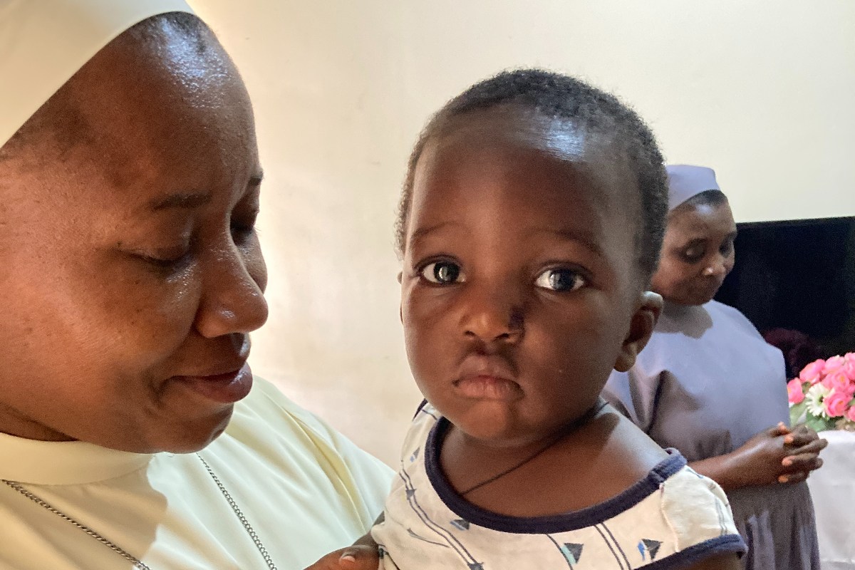 Uganda-orphanage-Sr-Salome-kids-