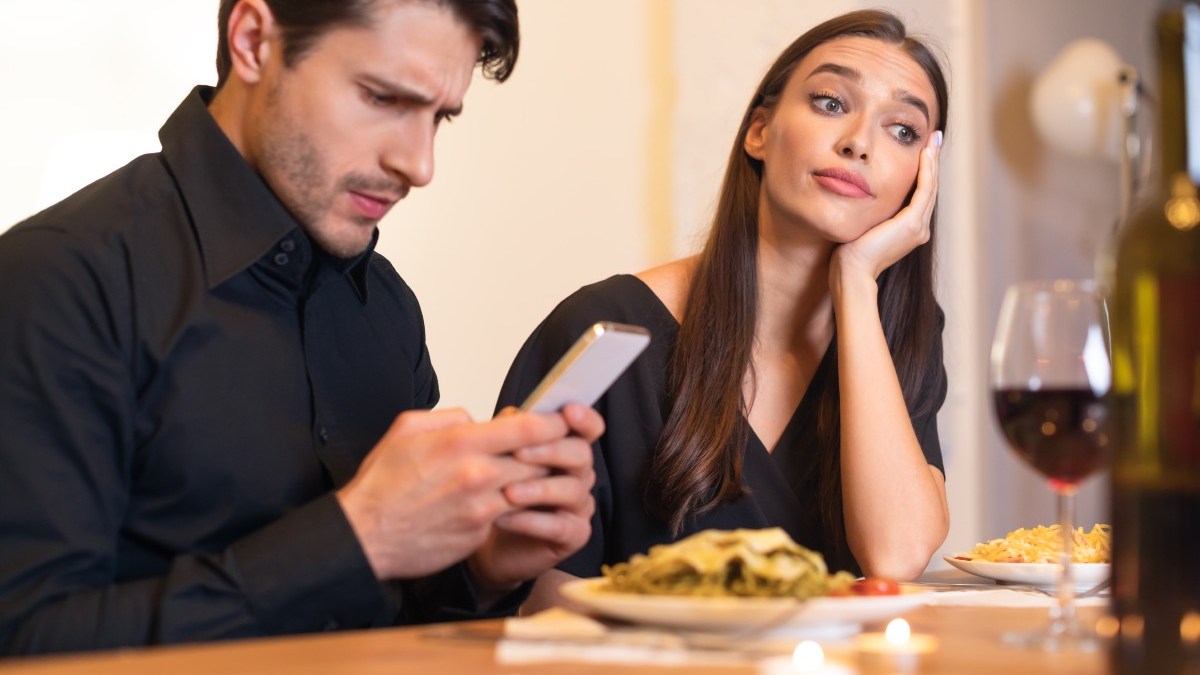 COUPLE-PHONE.jpg