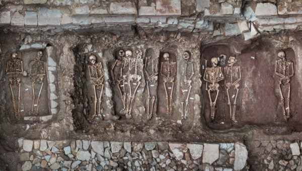 Cloister-with-at-least-15-burials-over-a-length-of-eight-meters-from-the-period-between-the-12th-and-15th-centuries