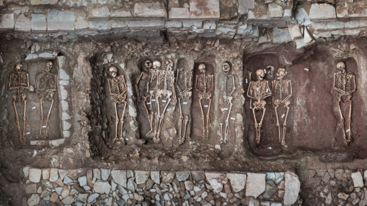 Cloister-with-at-least-15-burials-over-a-length-of-eight-meters-from-the-period-between-the-12th-and-15th-centuries