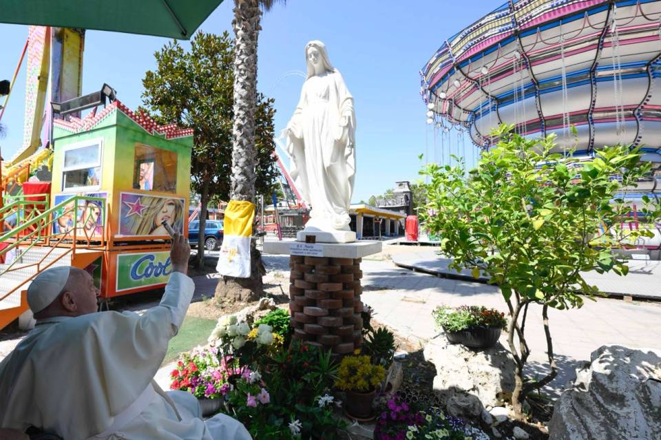 El Papa Francisco bendice la estatua de Nuestra Señora, Patrona del Espectáculo Itinerante y del Circo, en el parque de atracciones de Ostia, el 31 de julio de 2024.