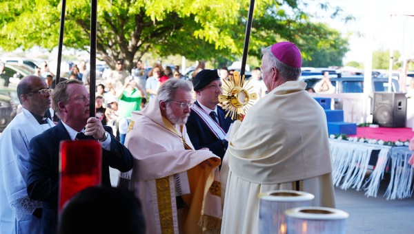 Knights of Columbus assist Eucharistic procession