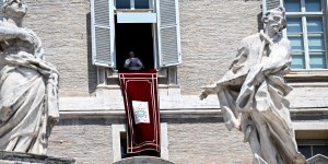 After ugly week, Pope renews exhortation to pray for peace
