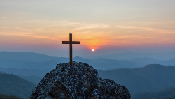 Krzyż na szczycie góry