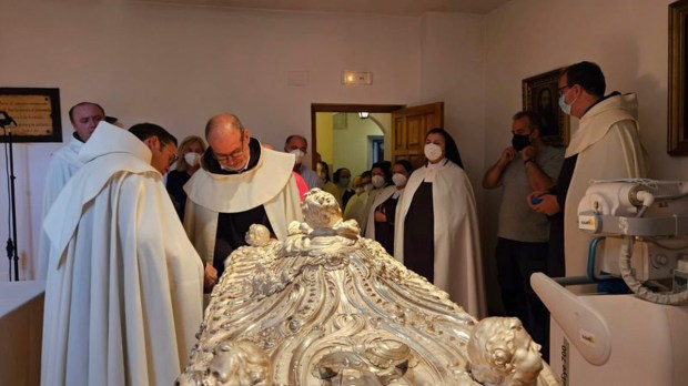 ALBA-DE-TORMES-Transfer-of-the-tomb-of-Saint-Teresa-for-study