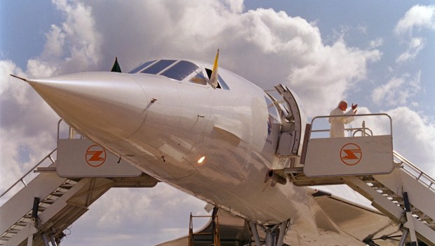 Pope John Paul II waves to wellwishers 02 May 1989 as he disembarks from a Concorde jet liner at Lusaka airport