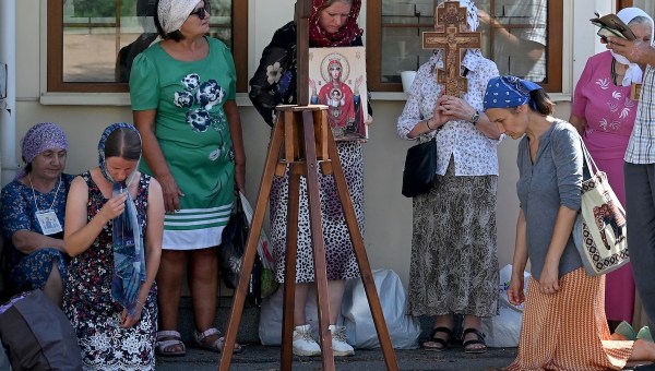 Orthodox pray outside Kyiv monastery