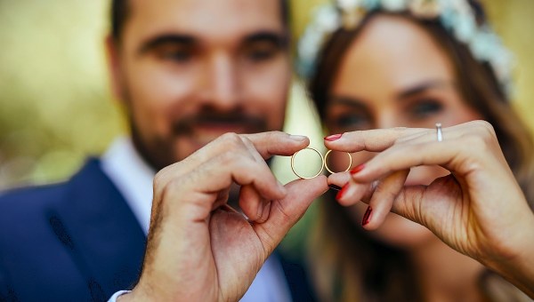 Newlyweds show their wedding rings