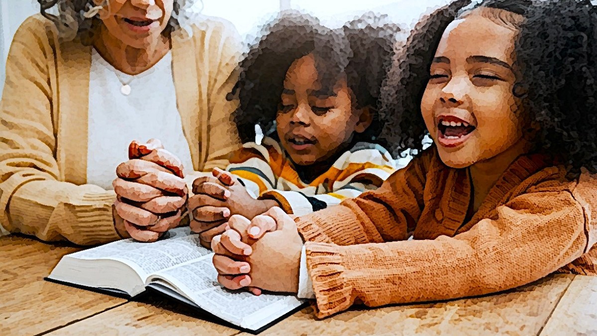 Two kids praying with mom