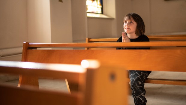 child-pray-church-
