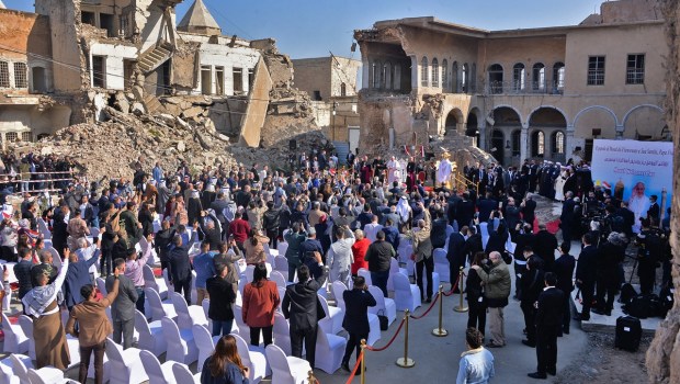 Spotkanie z wiernymi na placu przy zniszczonym kościele pw. Niepokalanego Poczęcia w Mosulu.
