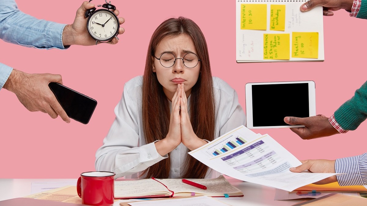 College student tries to pray with distractions