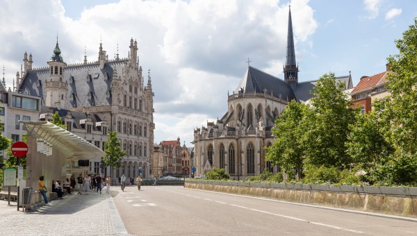 EGLISE-SAINT-PIERRE-LOUVAIN-BELGIQUE-shutterstock