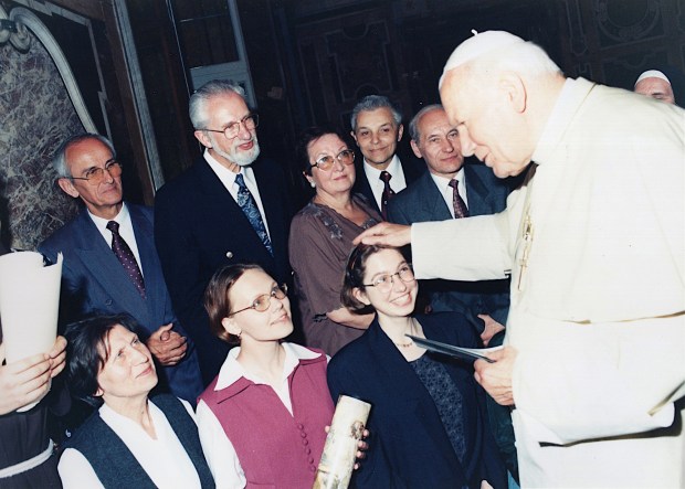 Theater director Kazimierz Braun (bearded, left) and author Justyna Braun (hand on head, right) in an audience with Pope John Paul II