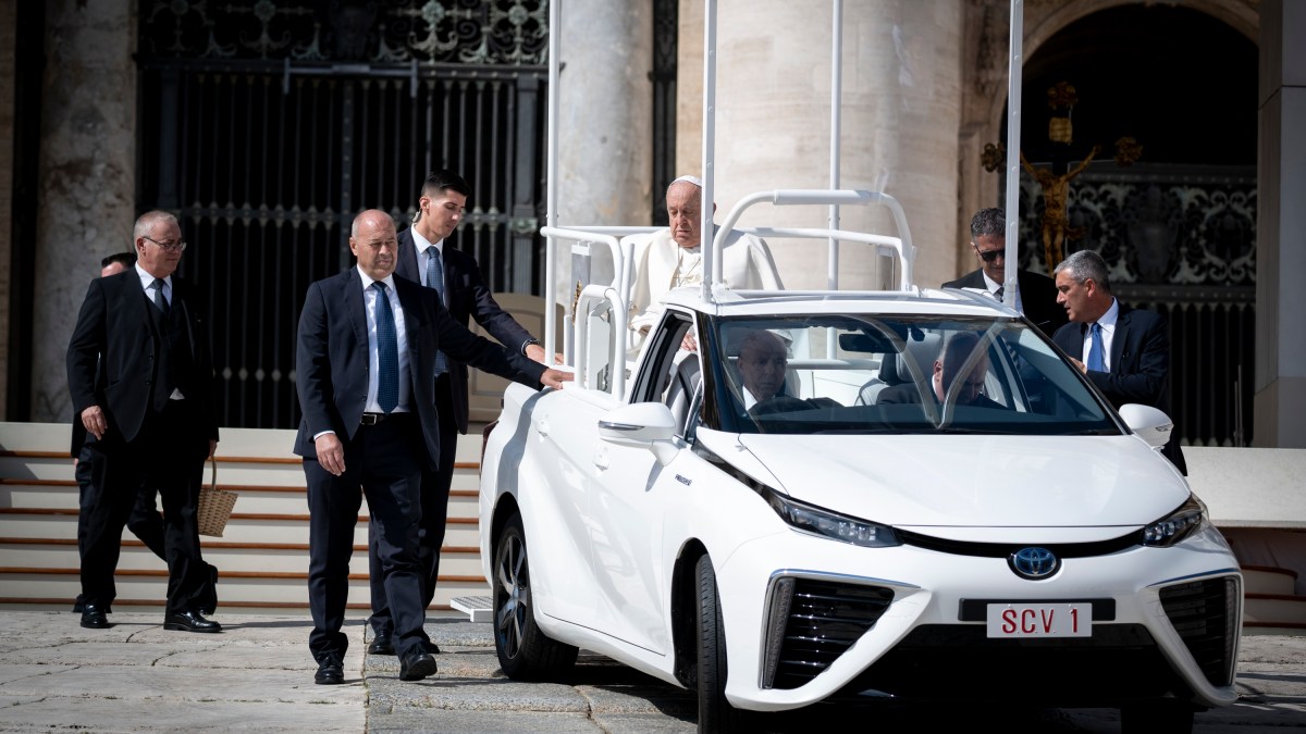 Pope Francis-Toyota Mirai hydrogen-powered-Popemobile-General Audience