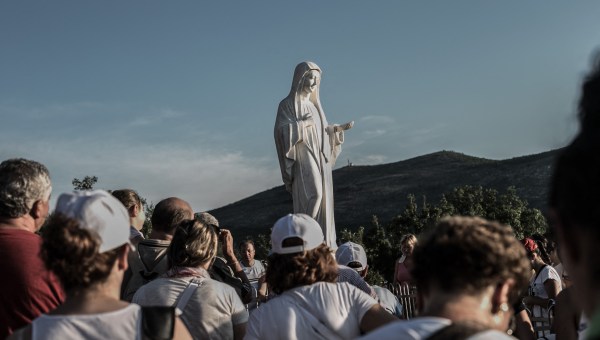 Pilgrims-in-Medjugorje-Statue-of-Virgin-Mary-AMMBS1724